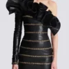 Abito aderente asimmetrico in pelle con catene Abito aderente asimmetrico in pelle con catene