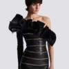 Abito aderente asimmetrico in pelle con catene Abito aderente asimmetrico in pelle con catene