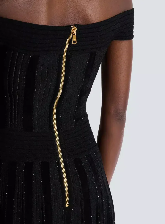 Abito con spalle scoperte in maglia glitterata Abito con spalle scoperte in maglia glitterata
