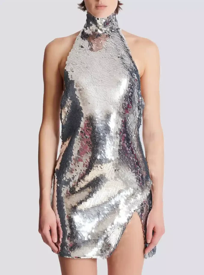 Abito corto con scollo all’americana e paillettes Abito corto con scollo all’americana e paillettes