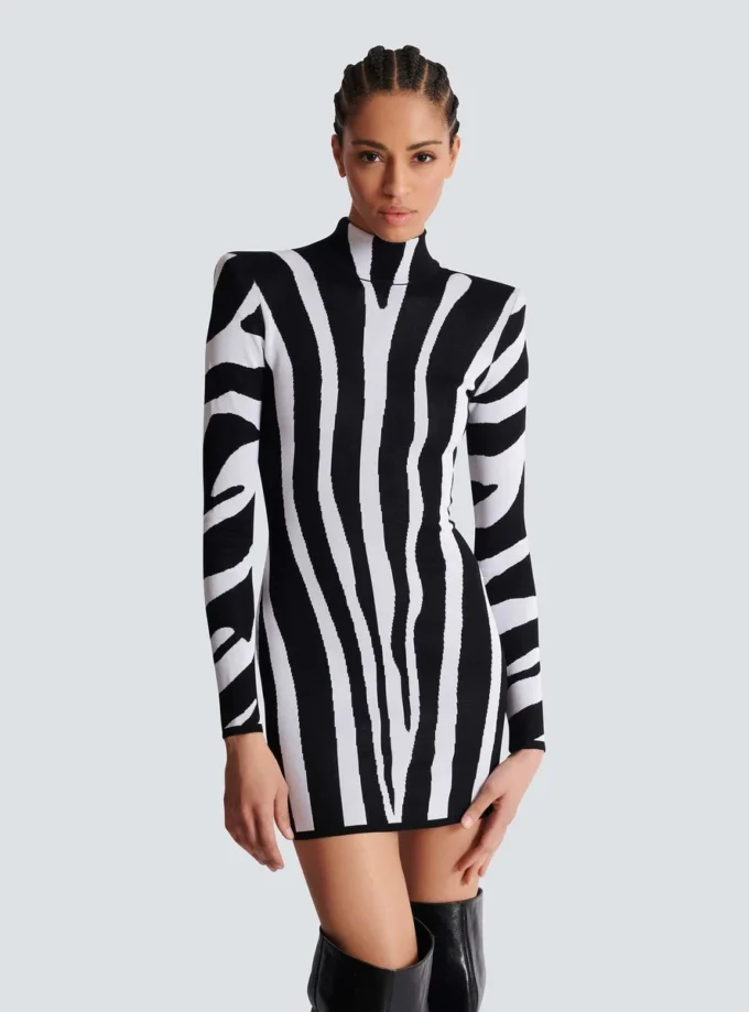 Abito corto in maglia con intarsio zebrato Abito corto in maglia con intarsio zebrato