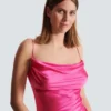 Abito drappeggiato in raso con spacco Abito drappeggiato in raso con spacco
