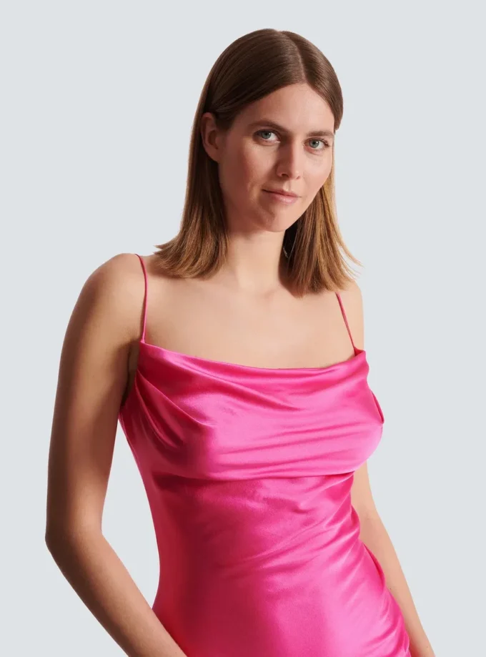 Abito drappeggiato in raso con spacco Abito drappeggiato in raso con spacco