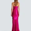 Abito lungo drappeggiato con bustier e dettagli decorativi Abito lungo drappeggiato con bustier e dettagli decorativi