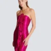 Abito lungo drappeggiato con bustier e dettagli decorativi Abito lungo drappeggiato con bustier e dettagli decorativi