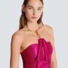 Abito lungo drappeggiato con bustier e dettagli decorativi Abito lungo drappeggiato con bustier e dettagli decorativi