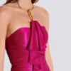 Abito lungo drappeggiato con bustier e dettagli decorativi Abito lungo drappeggiato con bustier e dettagli decorativi