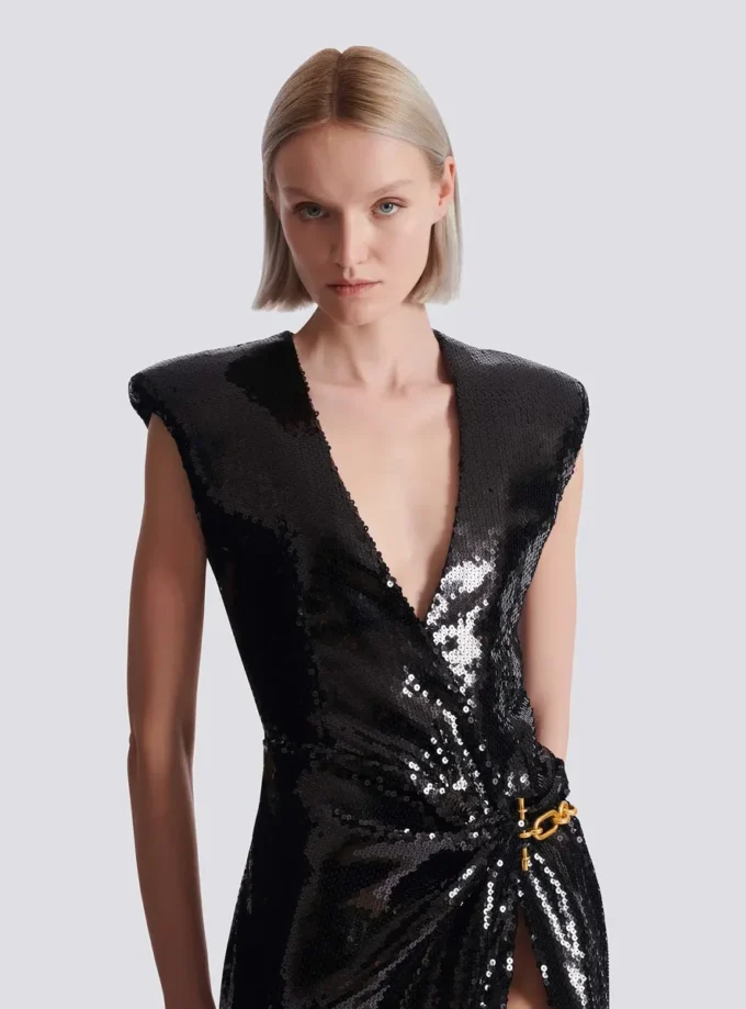 Abito lungo drappeggiato con paillettes e dettagli decorativi Abito lungo drappeggiato con paillettes e dettagli decorativi
