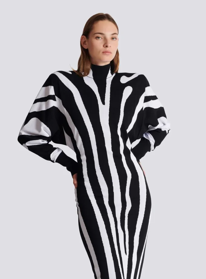 Abito lungo in maglia con intarsio zebrato Abito lungo in maglia con intarsio zebrato