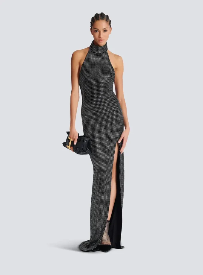 Abito lungo in velluto con scollo all’americana e strass