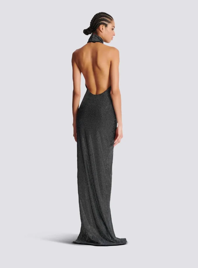 Abito lungo in velluto con scollo all’americana e strass
