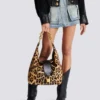 Borsa Sync Hobo in pelle con stampa leopardata Borsa Sync Hobo in pelle con stampa leopardata