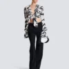 Camicia corta annodata con volant e scritta “love letter”