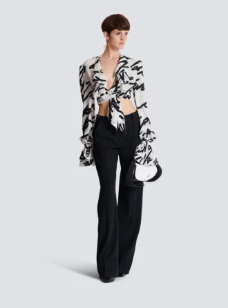 Camicia corta annodata con volant e scritta “love letter”