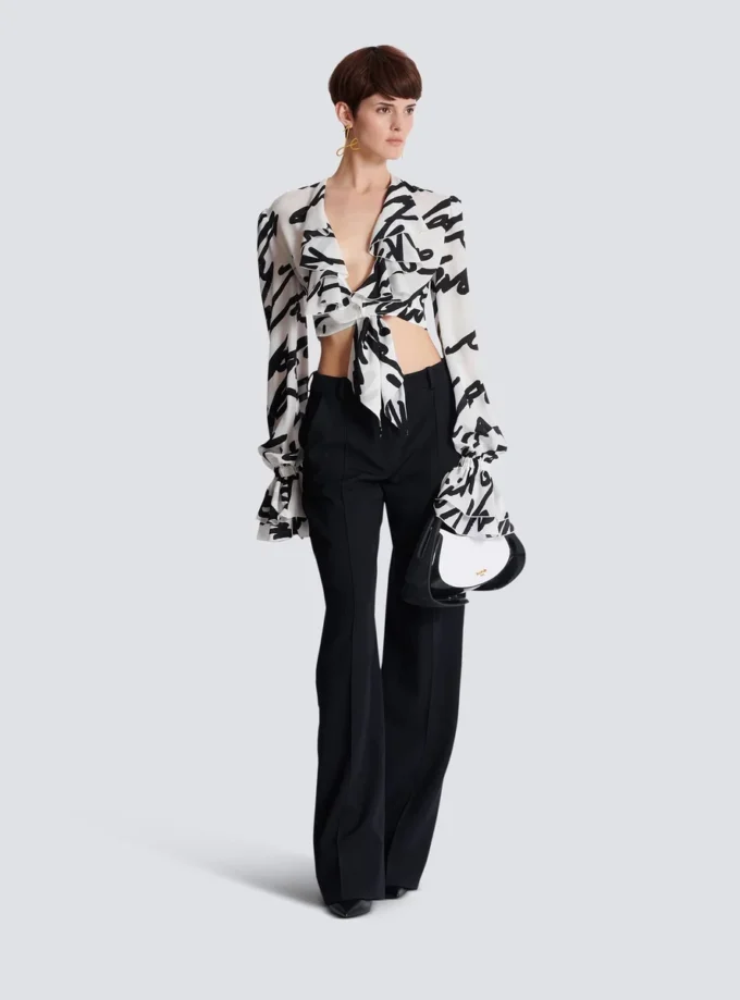 Camicia corta annodata con volant e scritta “love letter”