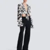Camicia corta annodata con volant e scritta “love letter”