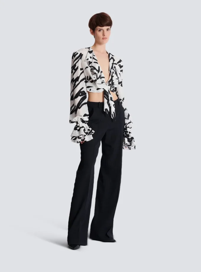 Camicia corta annodata con volant e scritta “love letter”