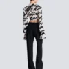 Camicia corta annodata con volant e scritta “love letter”