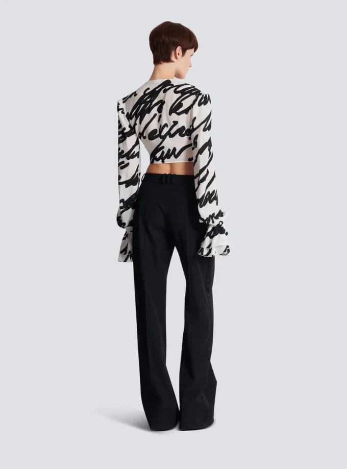 Camicia corta annodata con volant e scritta “love letter”