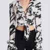 Camicia corta annodata con volant e scritta “love letter”