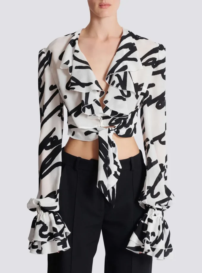 Camicia corta annodata con volant e scritta “love letter”