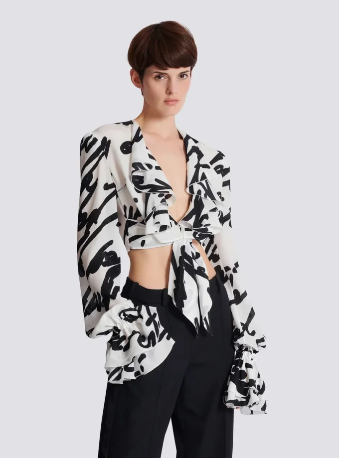 Camicia corta annodata con volant e scritta “love letter”