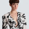 Camicia corta annodata con volant e scritta “love letter”