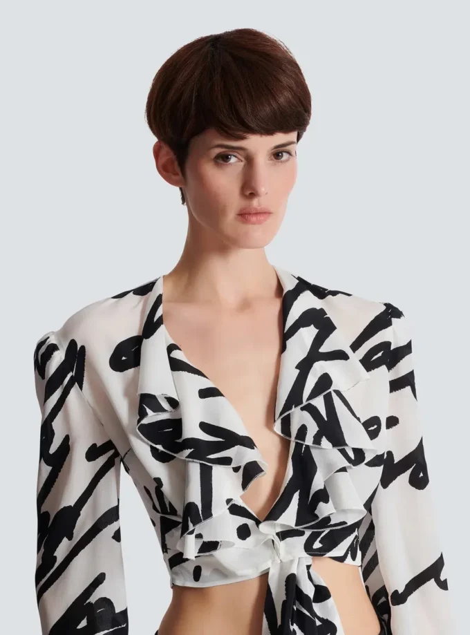 Camicia corta annodata con volant e scritta “love letter”