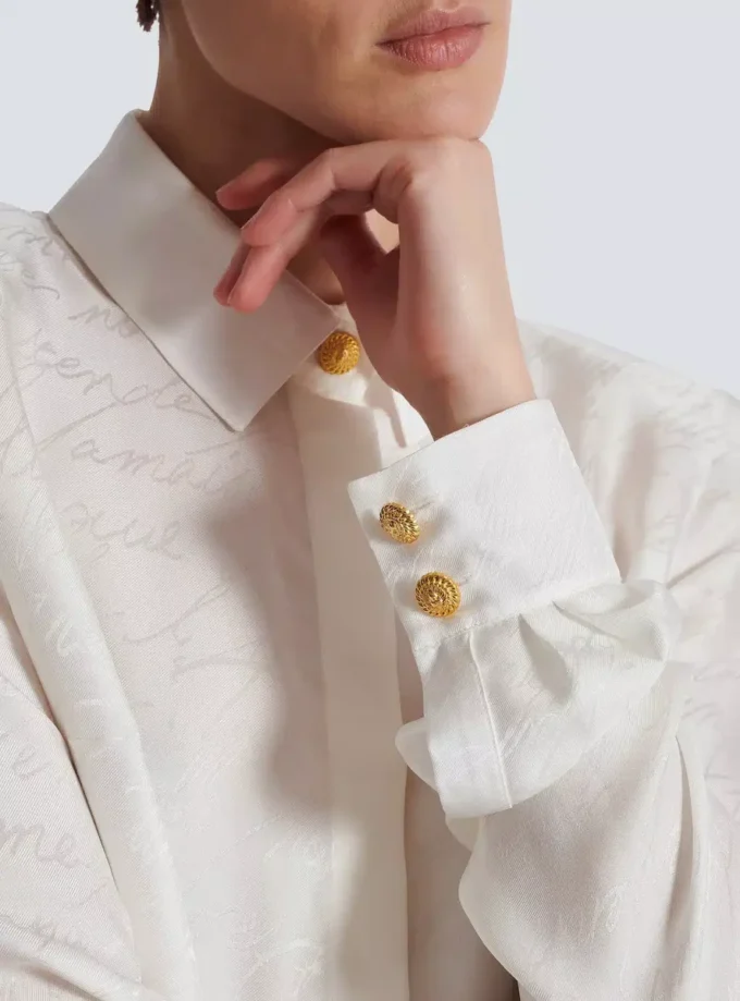 Camicia in cotone col con ricamo a forma di lettera d’amore Camicia in cotone col con ricamo a forma di lettera d’amore