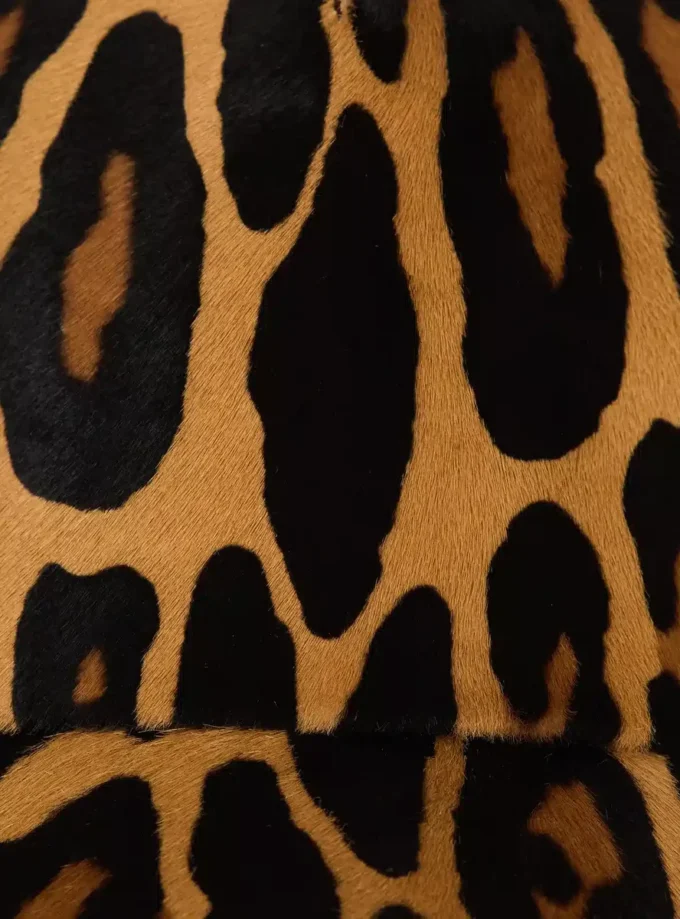 Cappellino in pelle stile pony con motivo leopardato Cappellino in pelle stile pony con motivo leopardato