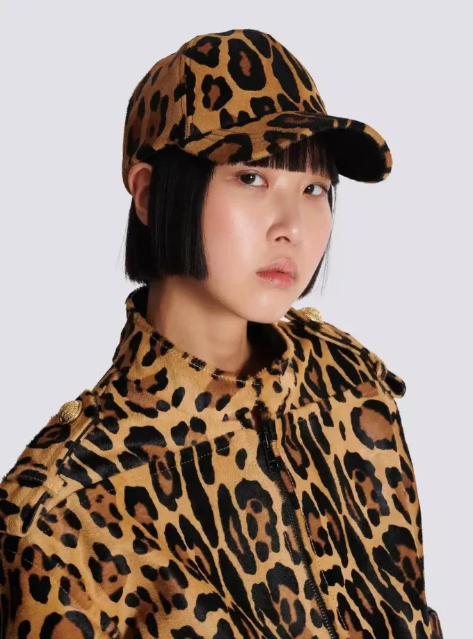 Cappellino in pelle stile pony con motivo leopardato Cappellino in pelle stile pony con motivo leopardato