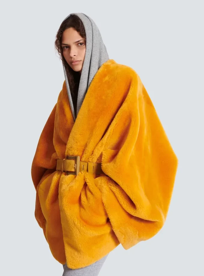Cappotto in shearling con cintura Cappotto in shearling con cintura