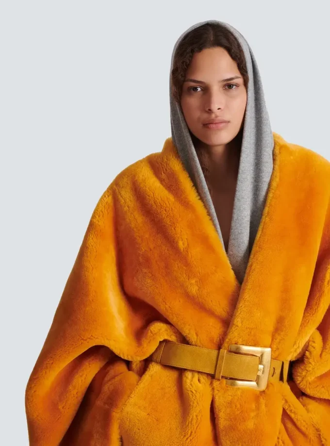 Cappotto in shearling con cintura Cappotto in shearling con cintura