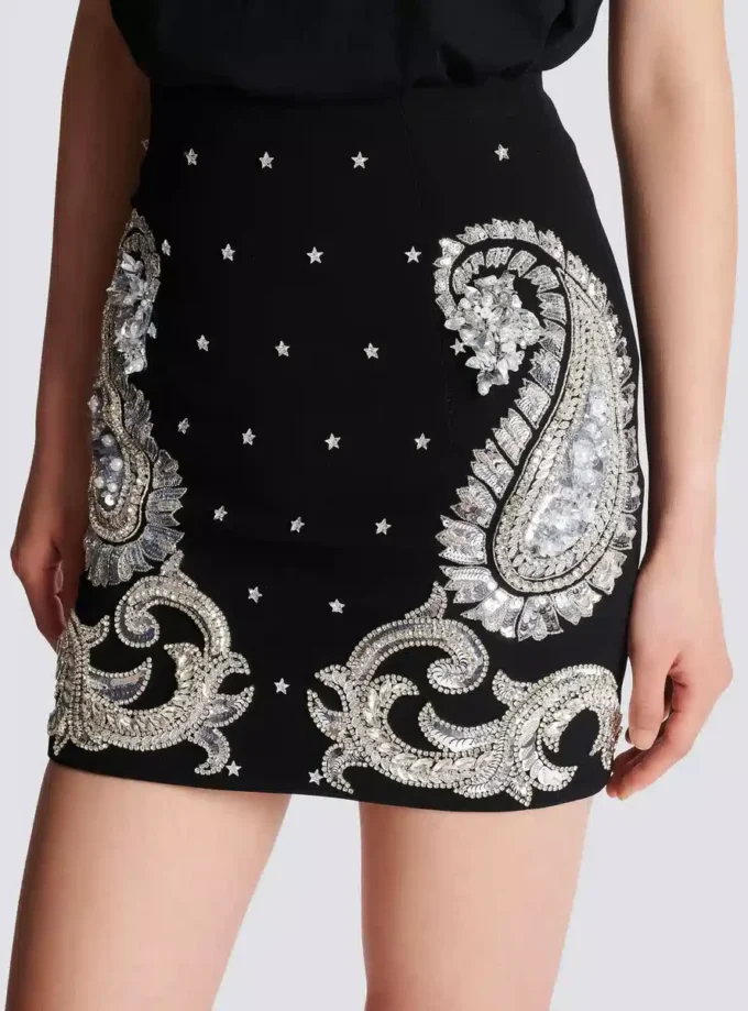Gonna ricamata con motivi paisley e stelle Gonna ricamata con motivi paisley e stelle