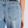 Jeans in denim slavato a gamba dritta