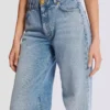 Jeans in denim slavato a gamba dritta