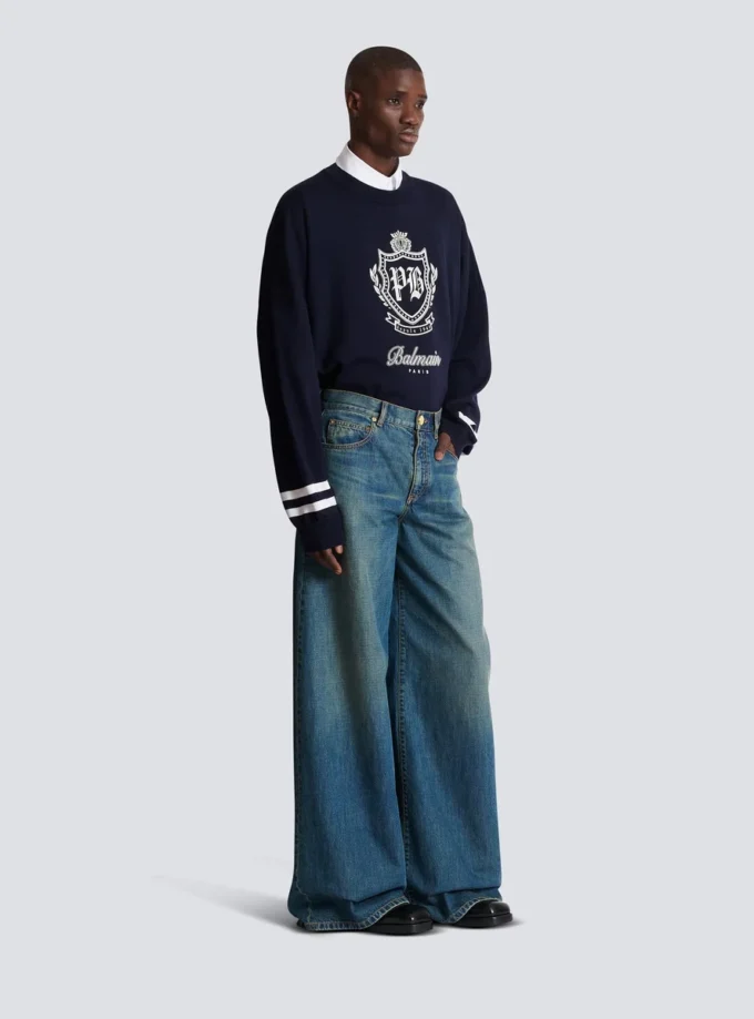 Jeans in denim slavato a gamba larga Jeans in denim slavato a gamba larga