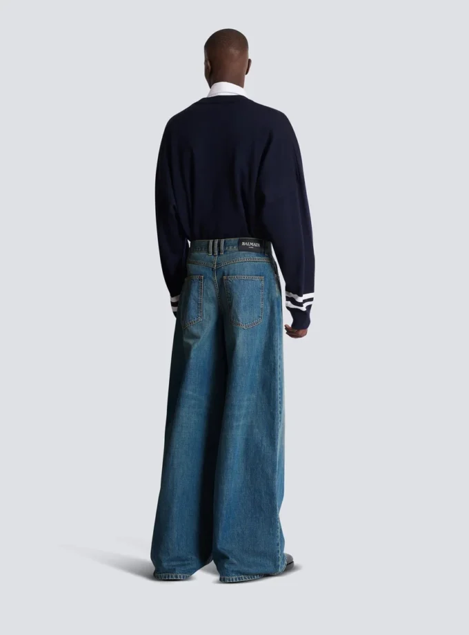 Jeans in denim slavato a gamba larga Jeans in denim slavato a gamba larga