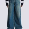 Jeans in denim slavato a gamba larga Jeans in denim slavato a gamba larga