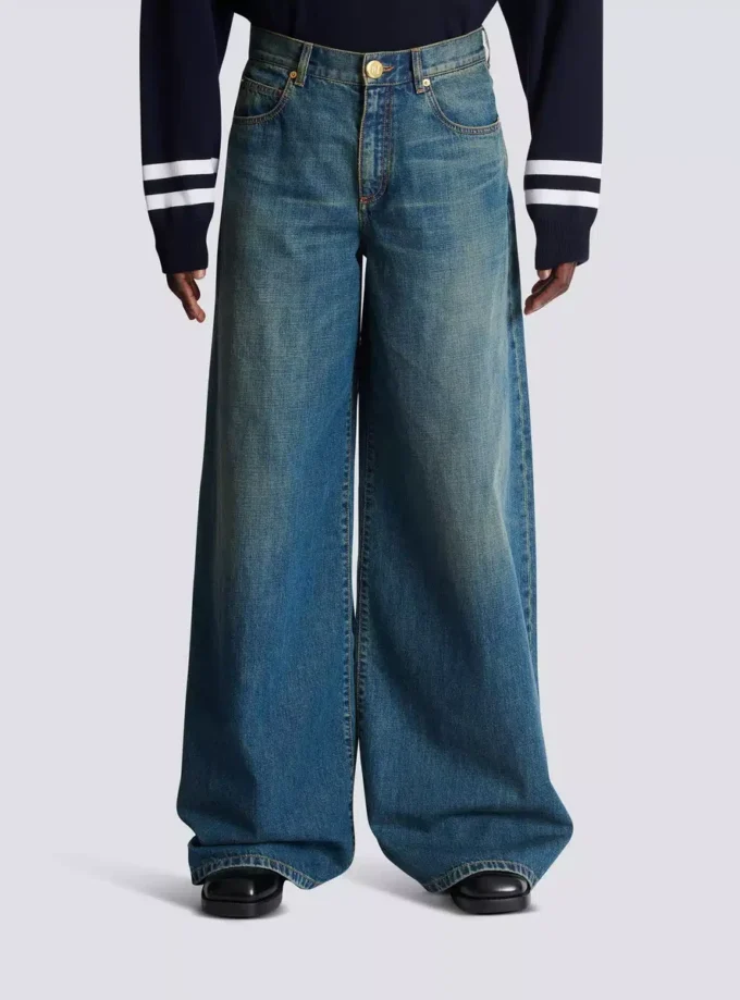 Jeans in denim slavato a gamba larga Jeans in denim slavato a gamba larga