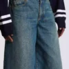 Jeans in denim slavato a gamba larga Jeans in denim slavato a gamba larga