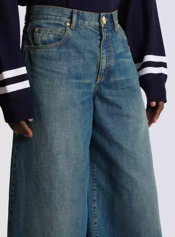 Jeans in denim slavato a gamba larga Jeans in denim slavato a gamba larga