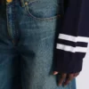 Jeans in denim slavato a gamba larga Jeans in denim slavato a gamba larga