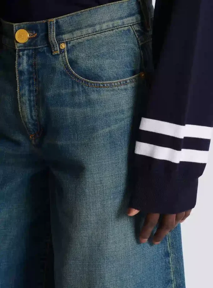 Jeans in denim slavato a gamba larga Jeans in denim slavato a gamba larga