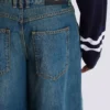 Jeans in denim slavato a gamba larga Jeans in denim slavato a gamba larga