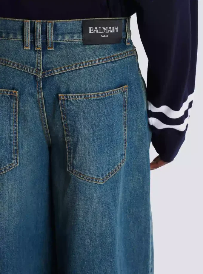 Jeans in denim slavato a gamba larga Jeans in denim slavato a gamba larga
