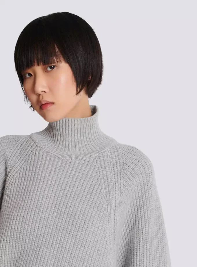 Maglione a collo alto in maglia a costine