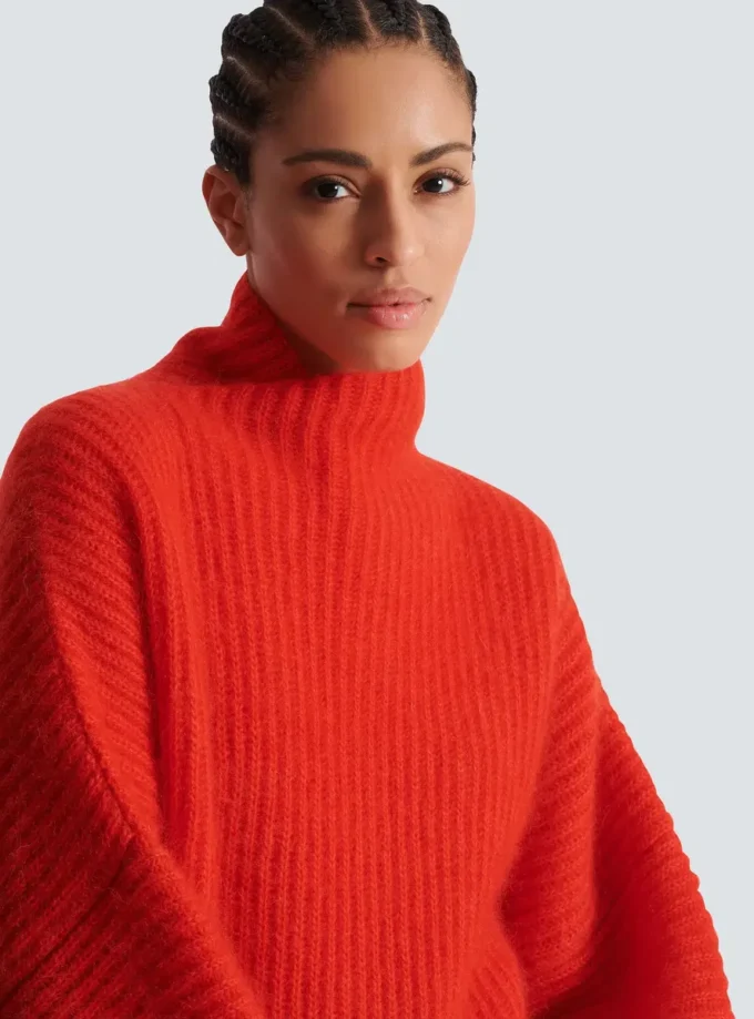 Maglione in mohair con dettaglio collo Maglione in mohair con dettaglio collo
