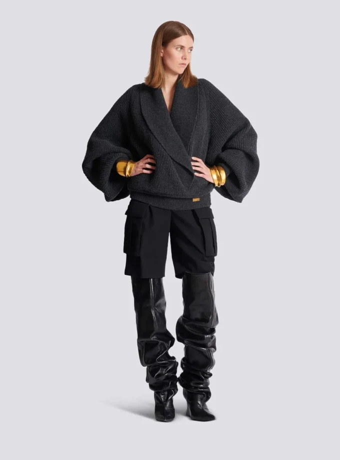 Maglione oversize con scollo incrociato Maglione oversize con scollo incrociato