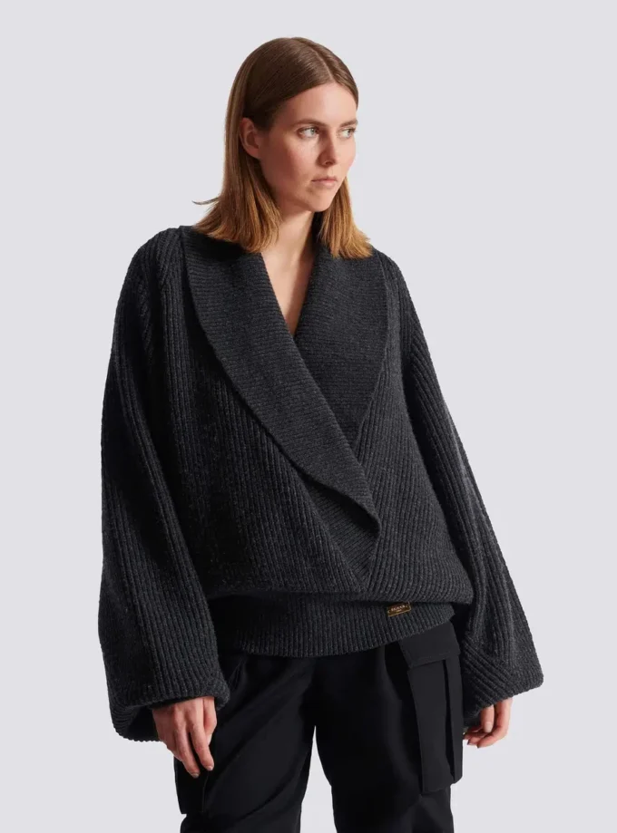 Maglione oversize con scollo incrociato Maglione oversize con scollo incrociato